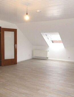 Modernisierte 2-Zimmer-Dachgeschosswohnung mit Ausblick ins Grüne in Freiberg-Geisingen! - Freiberg (Neckar)