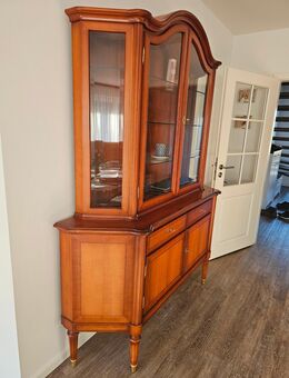 Kirschbaum Salzburger Model Vitrine aus dem Hause des Edelmöbelherstellers WARRINGS gegen Gebot abzugeben mind.50 - Schleswig