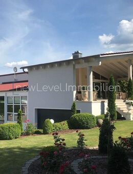 Unternehmervilla mit 2 weiteren Wohnungen, Büro, Laden, Lager, Garagen, Terrasse auf ges. ca. 420 m² - Maxhütte-Haidhof