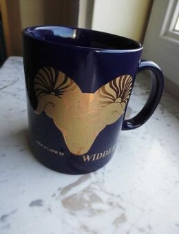 Widder Becher Mug Keramik Tasse Tierkreiszeichen 21. März-20. April Sternzeichen dunkelblau-gold 3,- - Flensburg