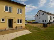 Moderne Doppelhaushälfte in Feldrandlage mit Wärmepumpe & Solaranlage - sofort bezugsfrei! - Usingen