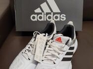Adidas indoor Schuhe NEU mit Etikett, Größe 10 1/2 - Zossen