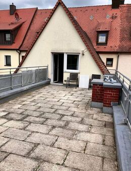 Neu möbliertes 1-Zi.-Appartement, offener Kochbereich mit neuer Küchenzeile, großer Balkon - 91058 Erlangen-Bruck - Erlangen