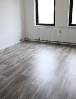 Neue 2025 renovierte helle 2 Zi.-EG-Whg. mit mgl. Einbauküche, Tageslicht-Dusch-Bad und Garten! - Hessisch Oldendorf