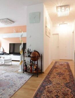 Großzügige Drei-Zimmer-Wohnung mit zwei Balkonen und zwei TG-Stellplätzen in Toplage - Frankfurt (Main)