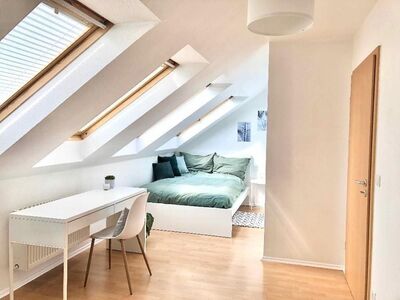 geniale möblierte Wohnung im DG mit EBK und kostenlosen Dachboden