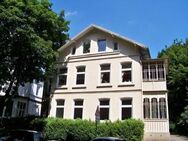 Individuelle 3 Zi-DG-Wohnung im Gründerzeithaus, neu renoviert und gestaltet, Dachterrasse, Balkon, gute Lage, Nähe Wald und Park - Itzehoe