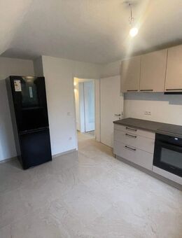 Hochwertig renovierte 2,5-Zimmer-Wohnung mit großer Loggia, Einbauküche und Toplage in Ispringen - Ispringen