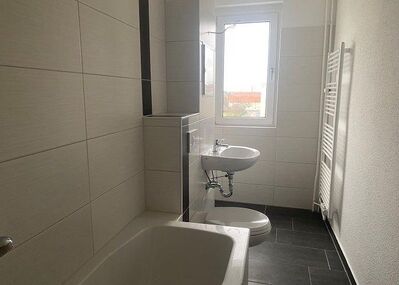 Sanierte 3-Raum-Wohnung mit großem Balkon!