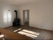 Moderne Altbauwohnung mit Kaminofen: 2 Zimmer und offene Einbauküche in bester Lage - Berlin