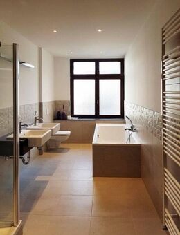 Stilvolle 4-Zimmer-Wohnung mit Badewanne, Dusche und Süd-Balkon in denkmalgeschütztem Altbau - Leipzig