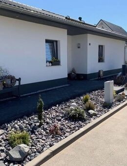 Neubau Bungalow KFW 55 mit Garage und fertigem Garten in Borna zu verkaufen. - Borna