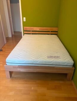 Fast neues Bett mit Kopfteil, Lattenrost und Matratze zu verkaufen - München