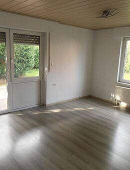 Schwaikheim: 3 ZW., EG., TL. Bad, EBK., Terrasse, Stellpl., ruhige, zentr. Lage!!! - Schwaikheim