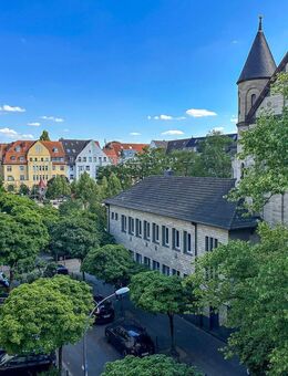 Mit Blick auf den Nikolausplatz - Köln