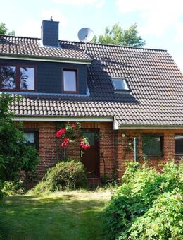 TOP-Lage: Renovierungsbedürftiges Einfamilienhaus mit Garage auf großem Grundstück in Meldorf - Meldorf