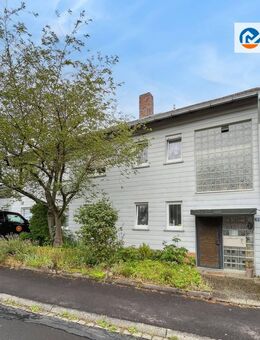 Zweifamilienhaus mit vielseitigem Grundstück, Ausbauchancen sowie großzügige Parkkapazitäten - Güntersleben