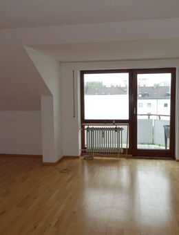 Charmante 2-Zi.-DG-Wohnung mit Süd-Balkon in ruhiger Wohnlage mit EBK, TG-Stellpl. - Waldkraiburg
