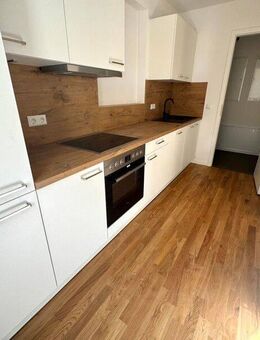 Erstbezug im historischen Ambiente: Stilvolle 4-Raum-Wohnung mit Balkon, 2 Bädern und Einbauküche - Halle (Saale)