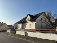 Schöne 4 Zimmer-Dachgeschosswohnung mit Gartenanteil, Balkon, Blockhütte und Garage in ruhiger Lage - Kümmersbruck