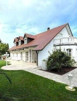 Repräsentative Villa mit imposanter Schwimmhalle auf Traumgrund in exklusiver Lage westlich von Augsburg - Adelsried