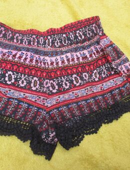 NEU * Häckel- Spitze * Boho * Gummizug * Reinschlüpf * High- Waist * Hotpants * Bermuda- Short * Hose "TALLY WEIJL" Gr. 34- 36/ XS- S * schwarz * bunt * - Riedlingen