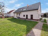 Attraktives Wohnhaus mit integrierter Garage, Ausbaureserve und großzügigem Nebengebäude - Heidesee