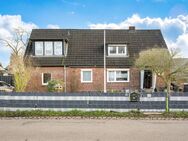 Solides Zweifamilienhaus mit großem Grundstück und Doppelgarage - Hamburg