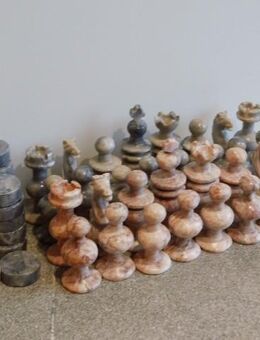 Marmor? 32 Schachfiguren+24 runde Spielsteine, dekorativ, zusammen 29,- - Flensburg