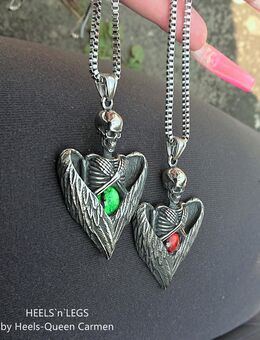 Edelstahl Collier Kette + Anhänger SKULL Totenkopf "Flügel" in rot + grün - Bruchköbel
