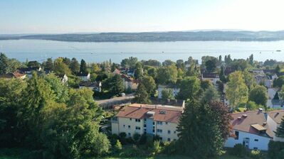 Sonnige 3 Zimmer EG -Wohnung mit großem Balkon . Kurze Wege ins Grüne und in den Birnauer Wald !