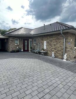 Exklusiver Walmdachbungalow mit Carport und geschütztem Garten - neuwertig & barrierefrei! - Nordhorn