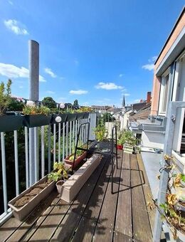 **Studio mit Balkon und Einbauküche hinter historischer Fassade auf der Kaiserstraße** - Bonn