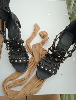 High Heels Riemchenandaletten schwarz mit Nietenbesatz 39 - Moosinning