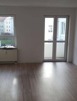 Helle und ruhig gelegene 2-Raum-WE mit Balkon, Tiefgaragenstellplatz, Einbauküche - Leipzig