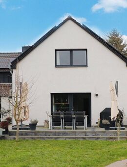 Exklusiv! Komplett saniertes ZWEI-Familienhaus mit Pool und großem Garten in Neuss - Neuss