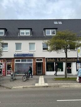 Wohn- und Geschäftshaus mit 3 Ladengeschäften, 4 Wohnungen und 3 Garagen in Lübeck-Kücknitz - Lübeck