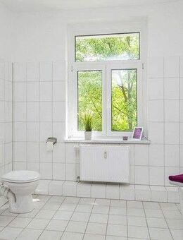 geräumiges Tageslichtbad mit Wanne + Dusche - Magdeburg