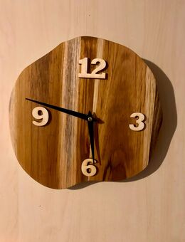 Wanduhr Holz massiv Handarbeit - Kippenheim