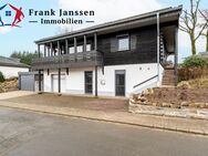 Freistehendes, modernisiertes Einfamilienhaus mit zwei Garagen & tollem Weitblick in Bleialf - Bleialf