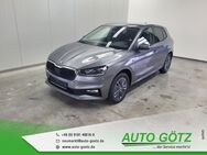 Skoda Fabia, Tour Vorb Ãber LichtAssist Frontscheibenheiz vo hi VZE Digi SpurAssist Sunset Spiegel elektr anklappbar 4xEFH Armlehne Connect Metallic, Jahr 2022 - Beilngries