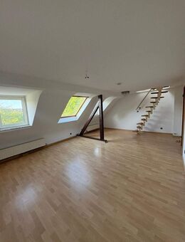 Helle 3-Zimmer-Dachgeschosswohnung mit Hobbyraum auf separater Etage - Krefeld
