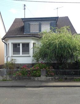 Fußläufige Ortslage: attraktives Haus mit Garage, Vorgarten und 408 m² pflegeleichtem Grundstück. - Gummersbach