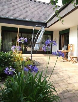 Stilvolles Einfamilienhaus im L-Form, mit Terrasse und parkähnlich angelegtem Garten, in ruhiger Lage - Eschwege