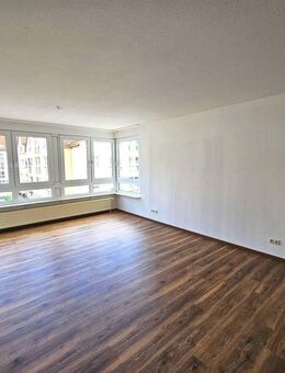 großzügige 2-Zimmer-Wohnung mit Erker, Tiefgaragenstellplatz und Dachbodenkammer - Waren (Müritz)