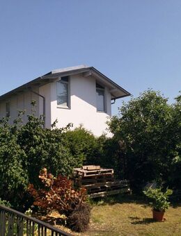 Zwei Wohneinheiten, umgeben von Grün und dennoch sehr zentral in Feucht gelegen. - Feucht