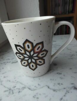 Becher Porzellan Blume weiß-schwarz-gold +Keramik Mug Blütenzweig sandbraun, 2 Tassen, Beckys-NL, zus. 5,- - Flensburg