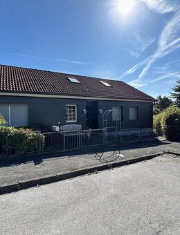 Einfamilienhaus mit Einliegerwohnung, Garage und Carport in zentraler Wohnlage von Halver - Halver