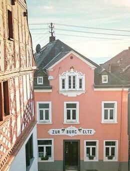 Historisches Stadthaus - Liebevoll energetisch saniertes Gebäude mit Innenhof, Scheune und Garage - Münstermaifeld