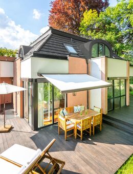 Juwel in zauberhafter Gartenlage: stillvoll modernisierte Haushälfte - München
